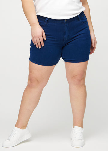 Dark blue skinny short shorts, model name Royals, with a tight fit and ending mid-thigh on a plus-size model, seen from the front.