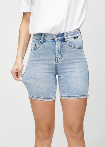 The model stretches the shorts at the thigh to show the stretch.