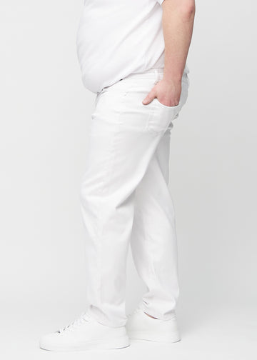 White regular jeans seen from the side on a plus-size model.
