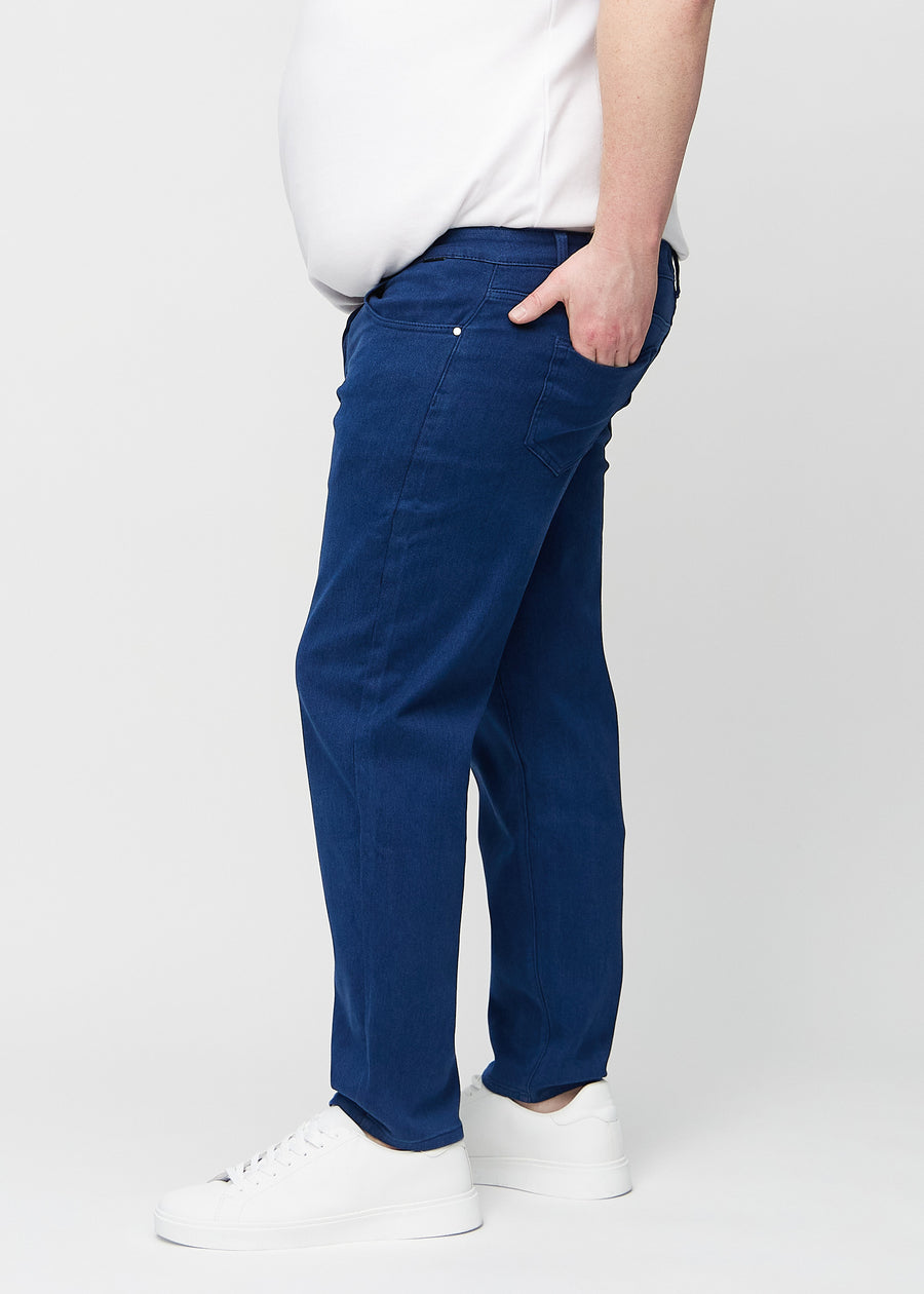 Dark blue regular jeans seen from the side on a plus-size model.