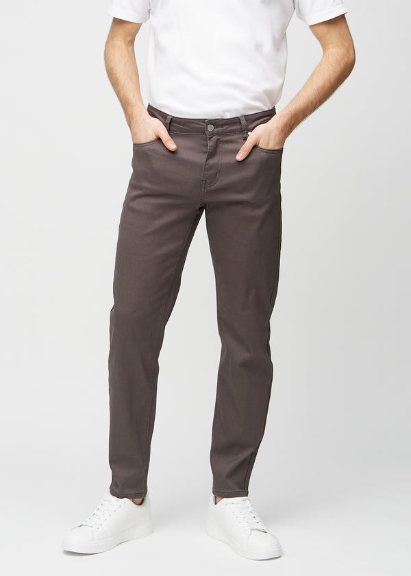 Grey-brown regular jeans, model name Thunders, which go straight down the leg, seen from the front.