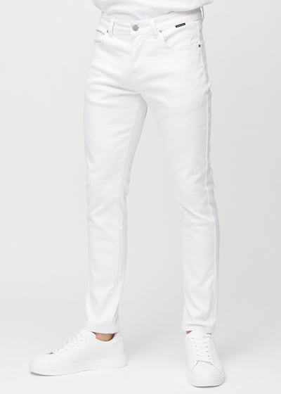 White slim jeans, model name Marguerites, fitted closely along the legs, front view.