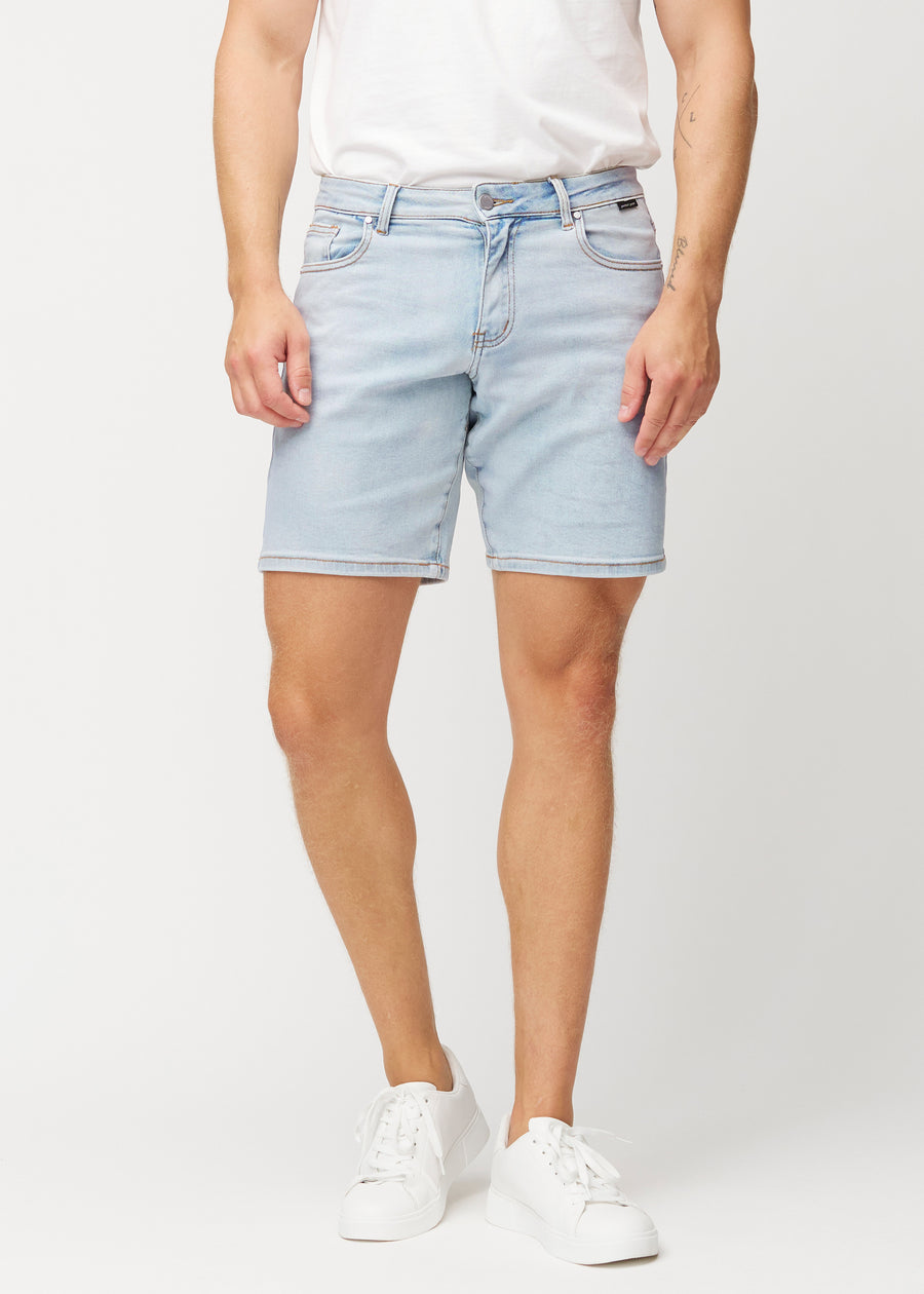 Light blue denim shorts for men in the colour Waves with a regular fit, sitting naturally at the hips and providing room around the thighs, seen from the front.