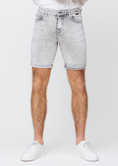 Light grey denim middle-slim shorts, which fit straight along the thigh and end just above the knee, seen from the front.