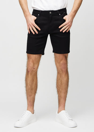 Black middle-slim shorts, which fit straight along the thigh and end just above the knee, seen from the front.
