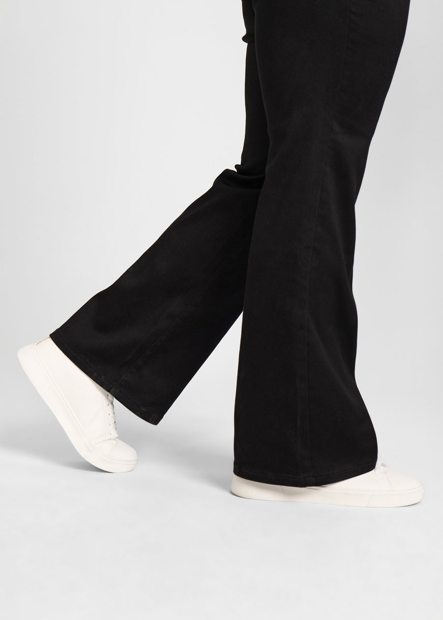 Anklerne på en model, så man kan se det lette svaj i buksebenet.