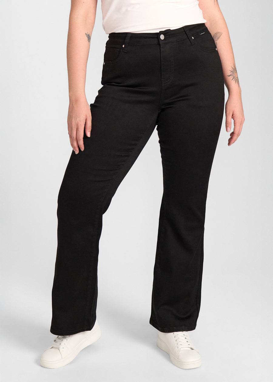 Sort bootcut jeans, modelnavn Ravens, som sidder tæt om hofter og lår med et let svaj fra knæet og ned, set forfra på en plus-size model.