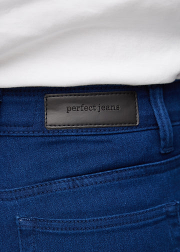 Baglommen på et par mørkeblå skinny capris, hvor man kan se logoet.