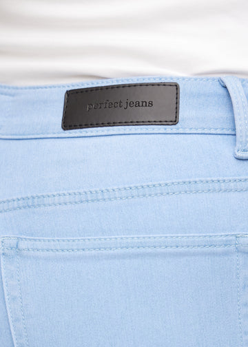 Baglommen på et par lyseblå jeans, hvor man kan se logoet på en plus-size model.