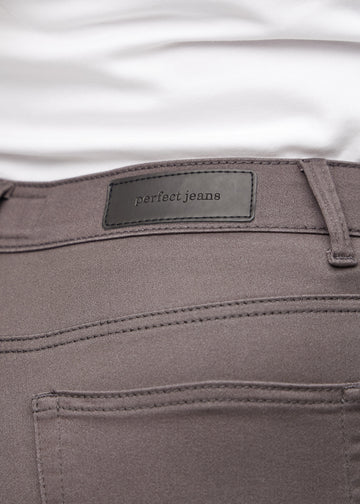 Baglommen på et par gråbrune regular jeans, hvor man kan se logoet på en plus-size model.