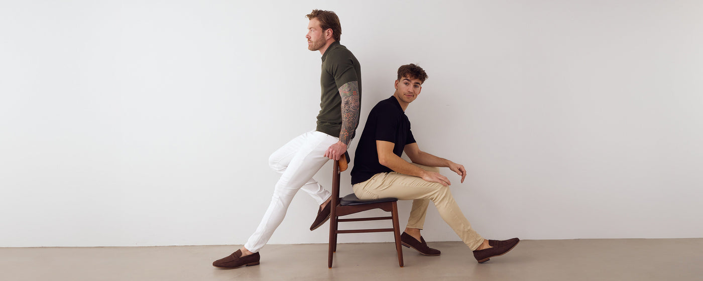 To mænd iført hvide og beige jeans.