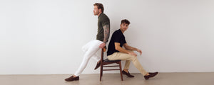 To mænd iført hvide og beige jeans.