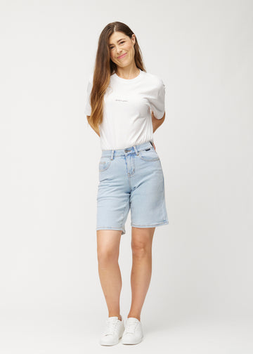 Model viser lyseblå denimshorts til kvinder i farven Waves med middle waist og loose pasform i bevægelse
